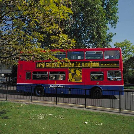 Отель Ibis London Sutton Point Экстерьер фото