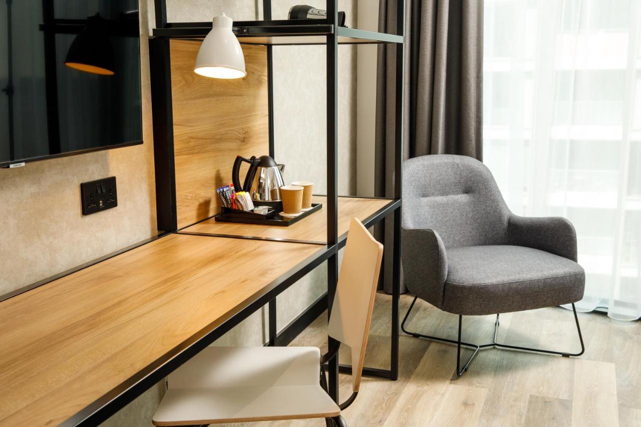 Отель Ibis London Sutton Point Экстерьер фото