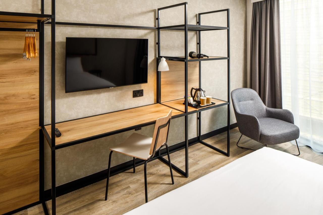 Отель Ibis London Sutton Point Экстерьер фото