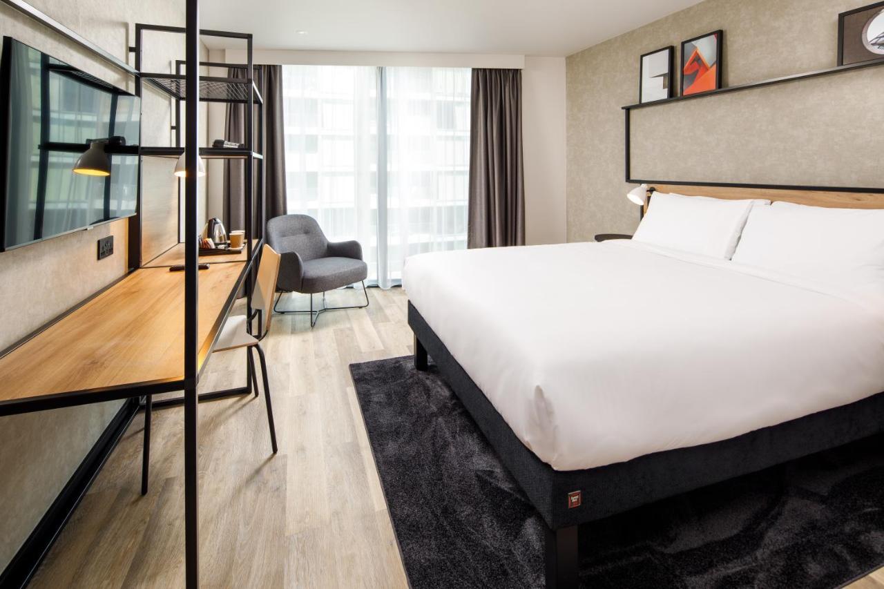 Отель Ibis London Sutton Point Экстерьер фото