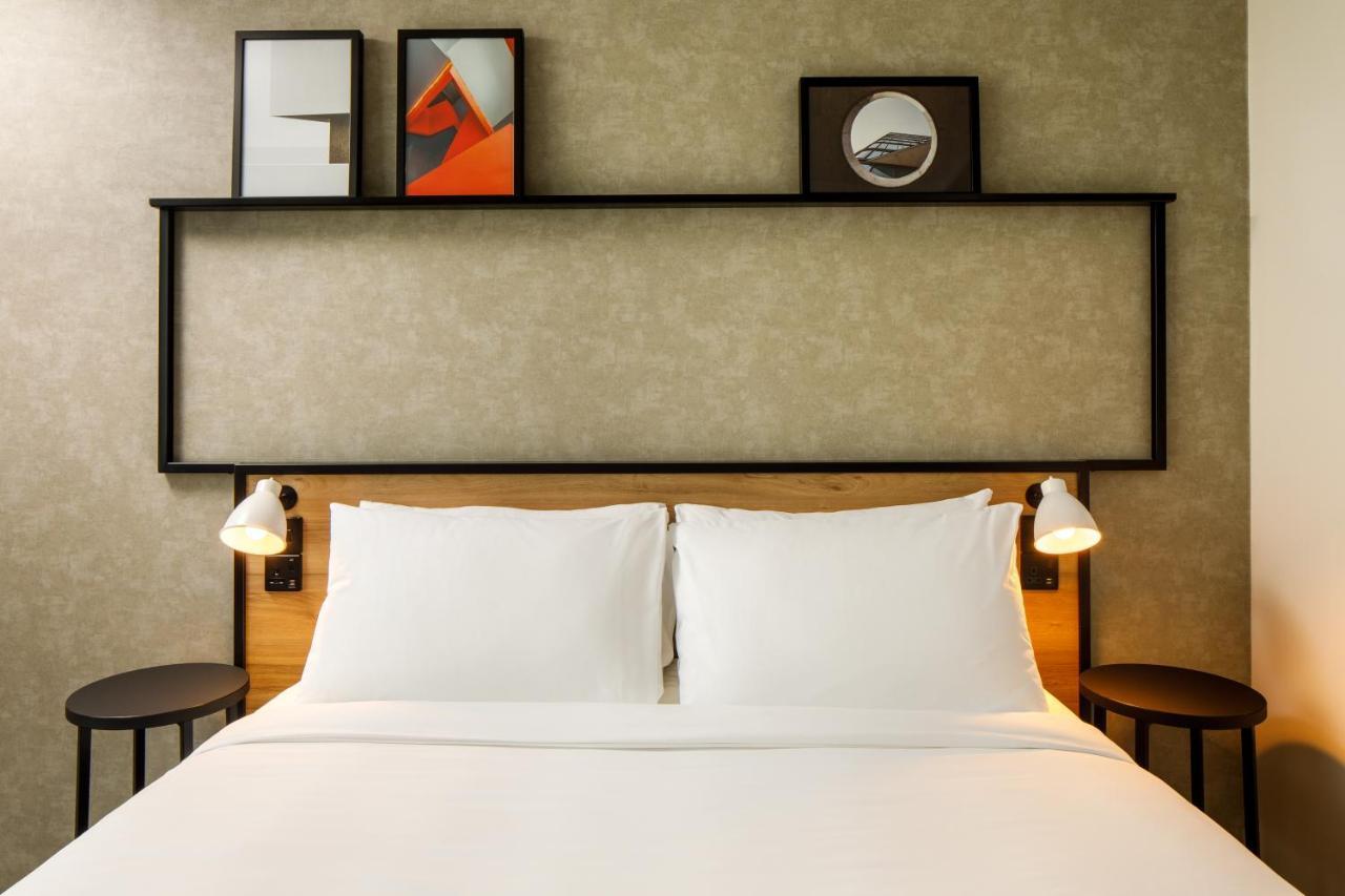 Отель Ibis London Sutton Point Экстерьер фото
