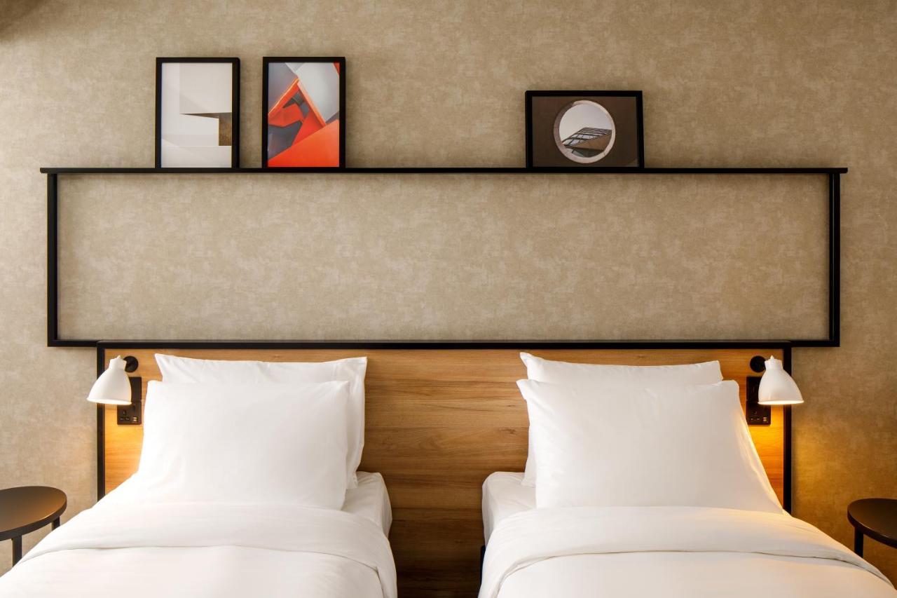 Отель Ibis London Sutton Point Экстерьер фото