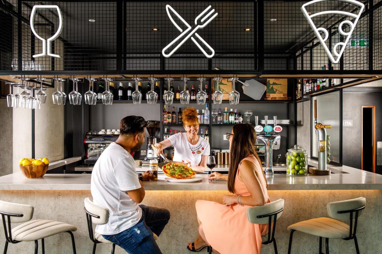 Отель Ibis London Sutton Point Экстерьер фото