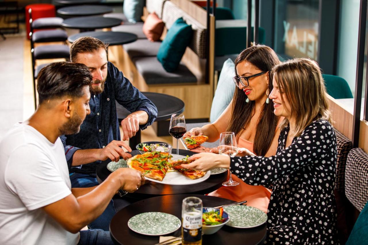 Отель Ibis London Sutton Point Экстерьер фото