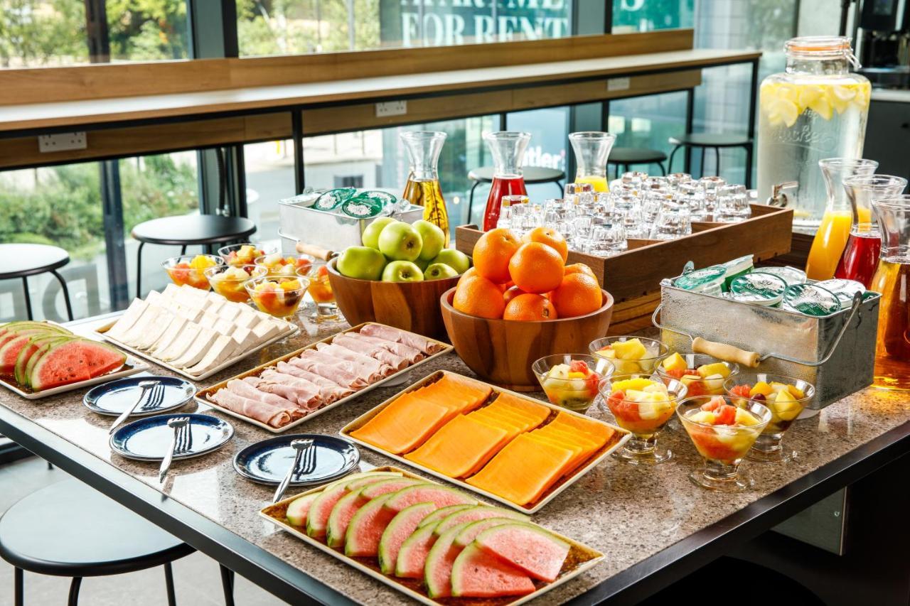Отель Ibis London Sutton Point Экстерьер фото