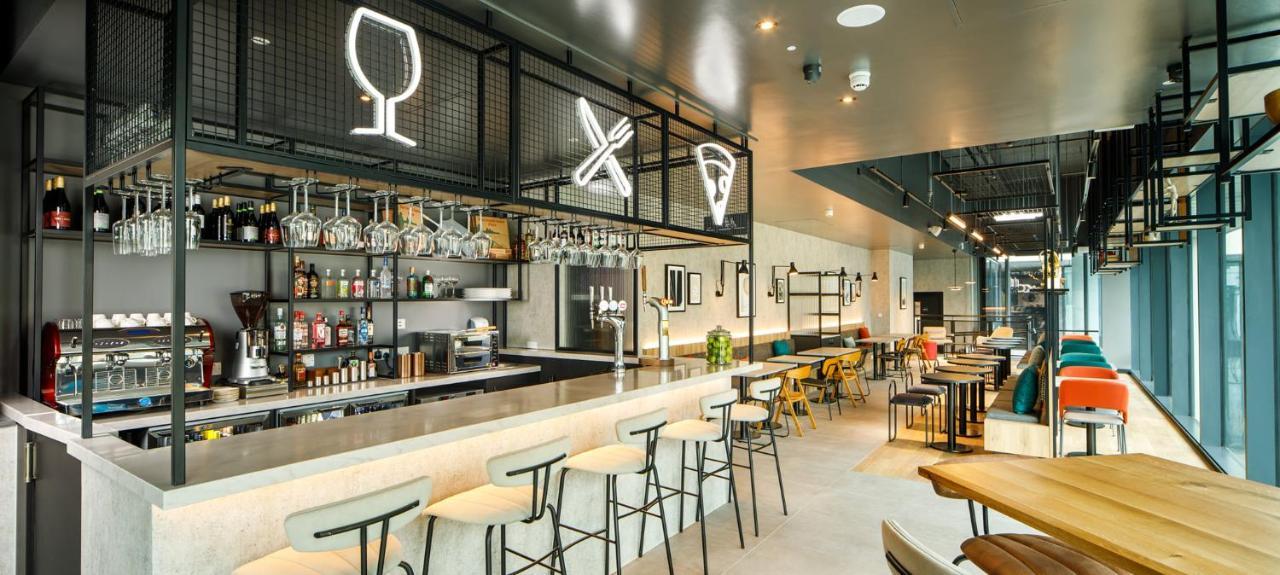 Отель Ibis London Sutton Point Экстерьер фото