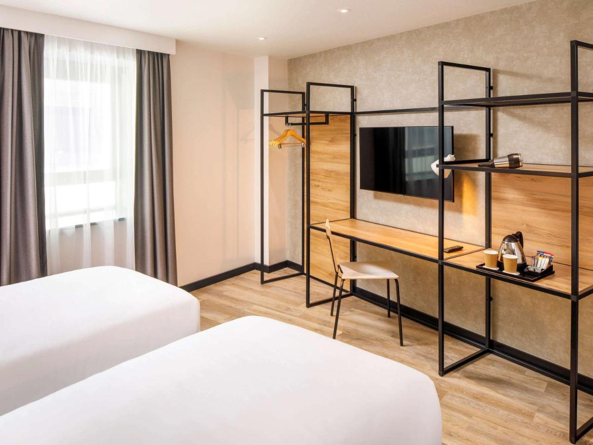 Отель Ibis London Sutton Point Экстерьер фото