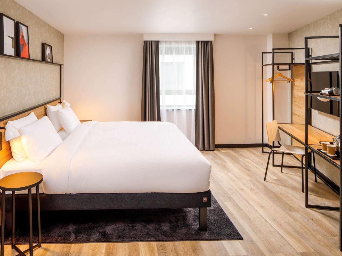 Отель Ibis London Sutton Point Экстерьер фото