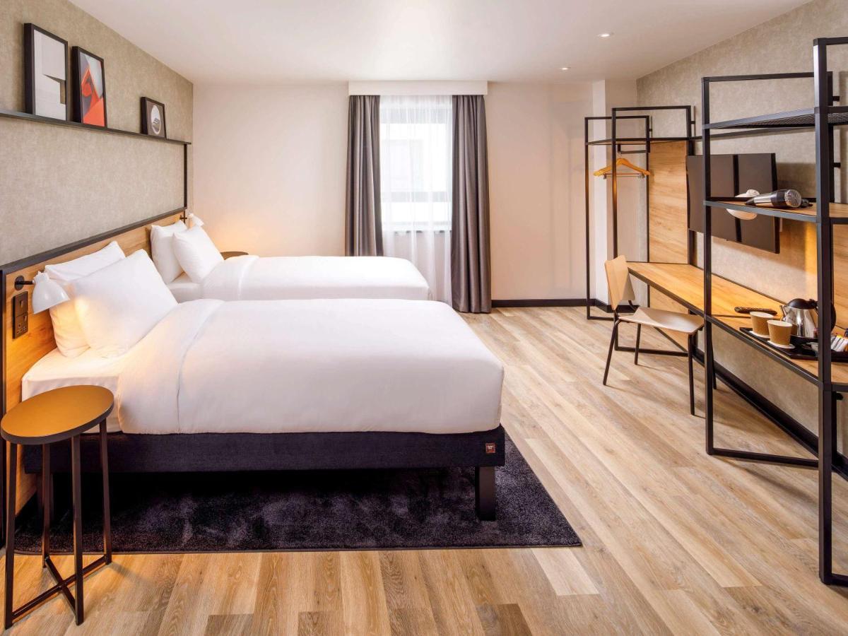 Отель Ibis London Sutton Point Экстерьер фото