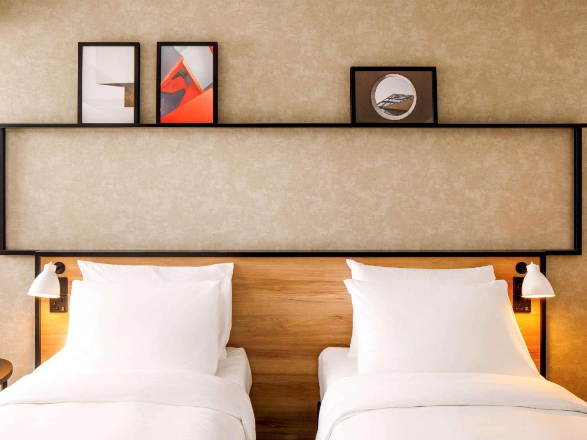 Отель Ibis London Sutton Point Экстерьер фото